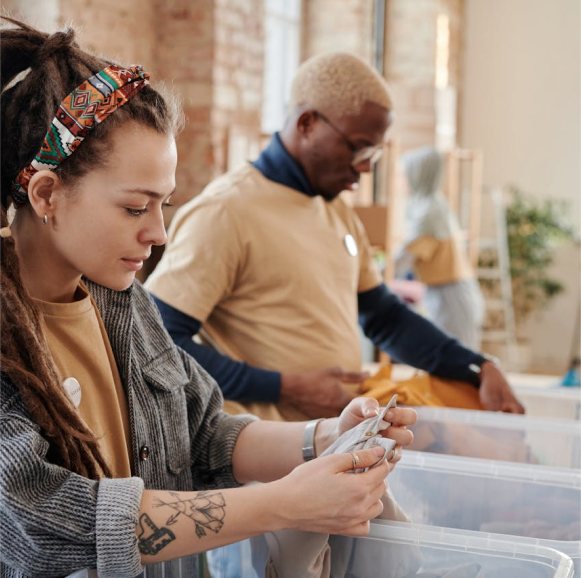 Duas pessoas sendo voluntárias