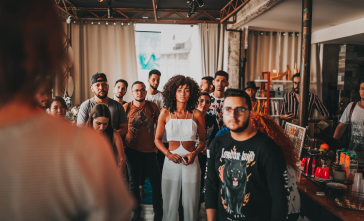 Pessoar reunidas em uma palestra