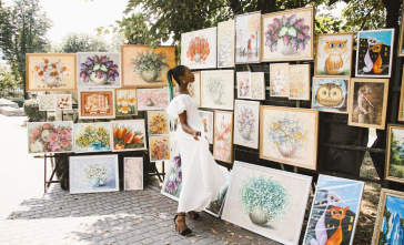 Homem dançando breaking e pessoas assistindo